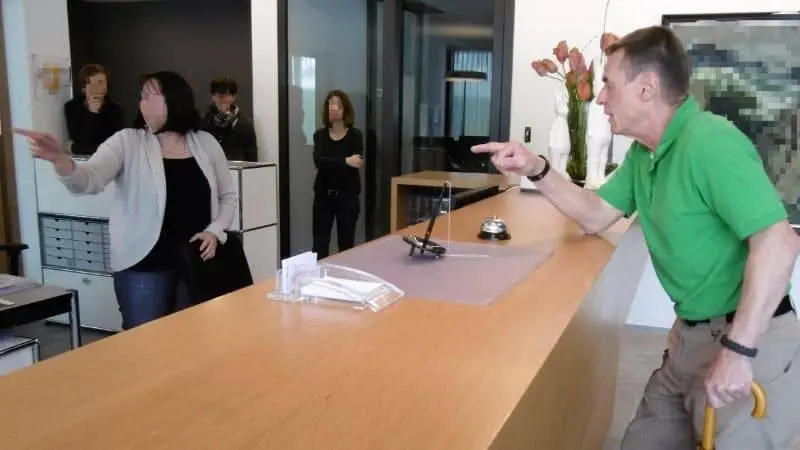 Stress am Empfangs Desk
Mann rastet aus wegen Parkschaden am Auto